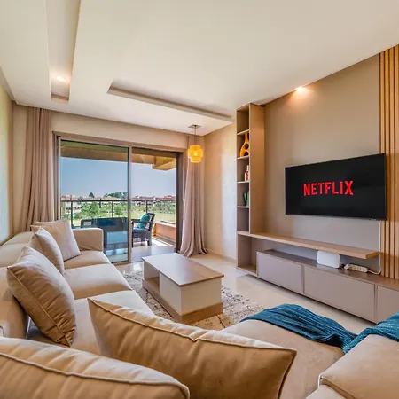 Elegant Golf-View Apartment-Peaceful, Sunny & Chic